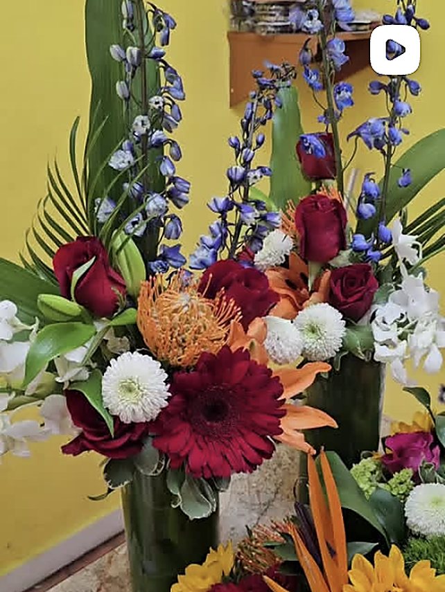 Tall pedestal arrangement for a ceremony
